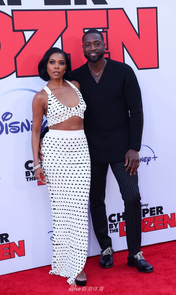 韦德携妻儿亮相红毯