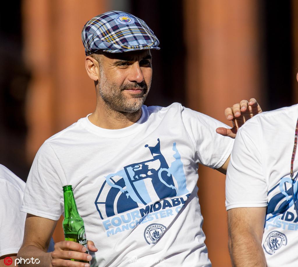 曼城夺冠庆典全城巡游 曼彻斯特被蓝色笼罩