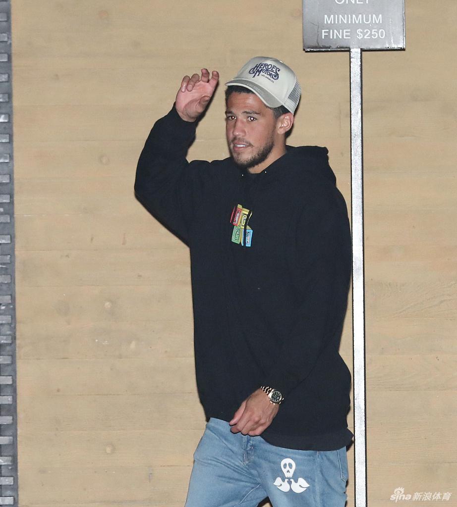 布克收工马不停蹄约会肯豆 詹娜臀线逆天长腿撩人