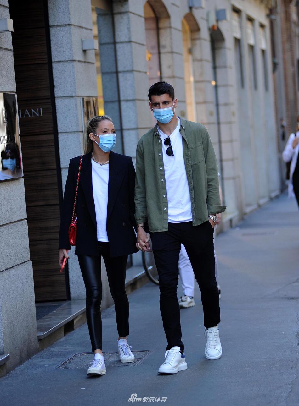 莫拉塔与妻子爱丽丝-坎佩洛外出逛街 两人拉手勾肩甜蜜爆棚