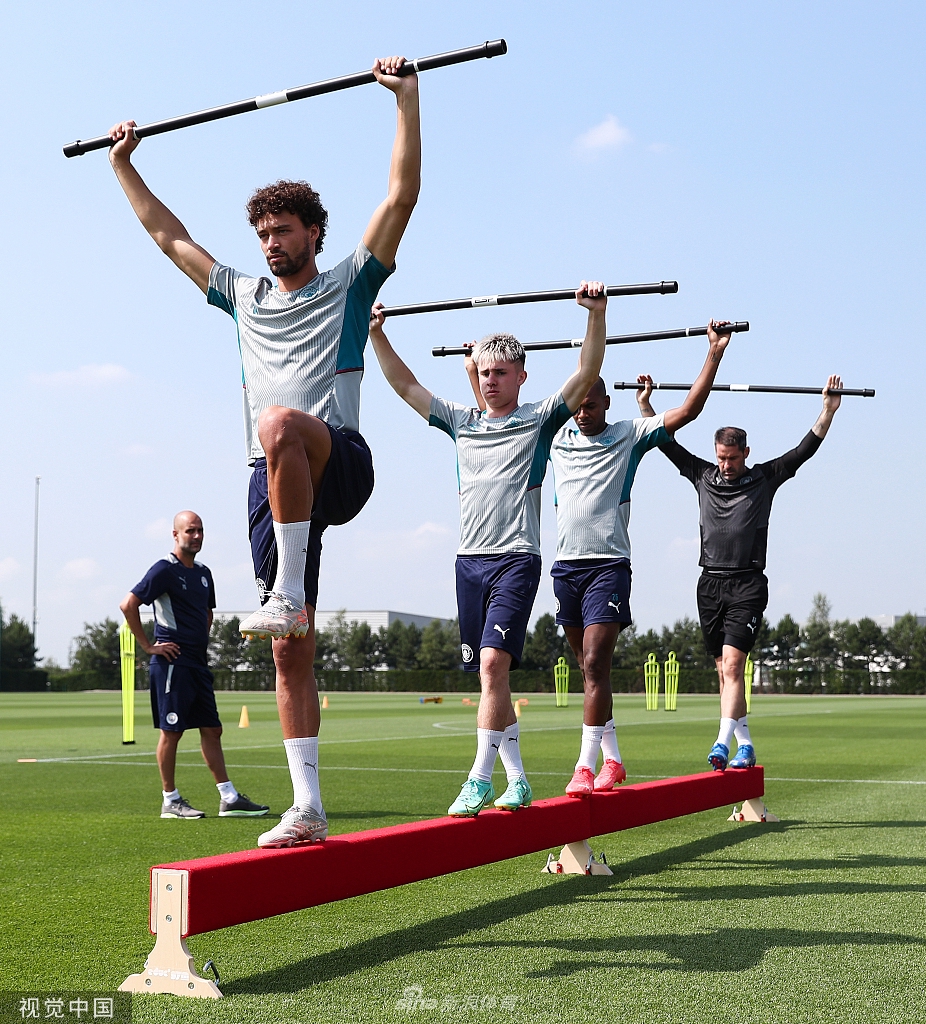 曼城训练备战 众将锻炼平衡力_高清图集_新浪网