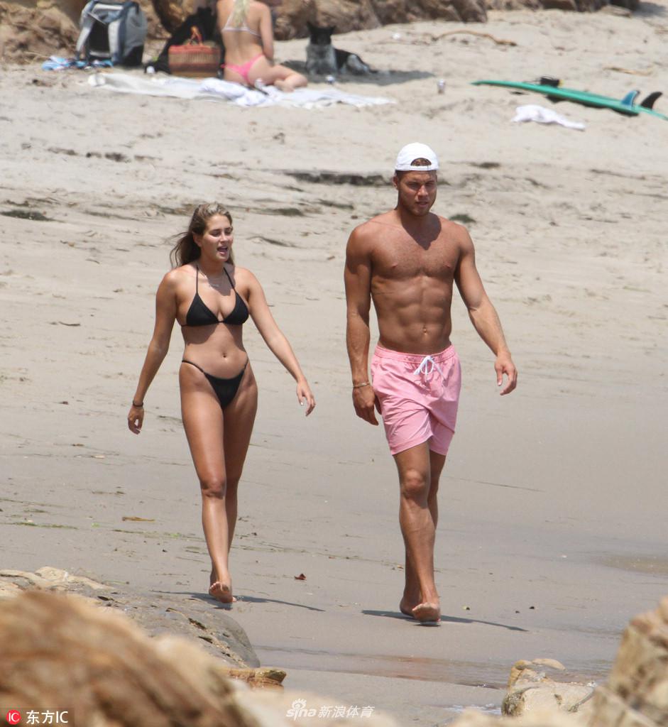 格里芬携女友海边度假