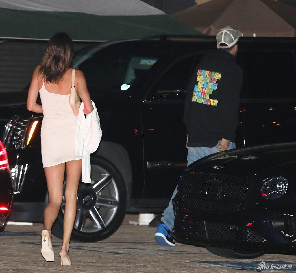 布克收工马不停蹄约会肯豆 詹娜臀线逆天长腿撩人