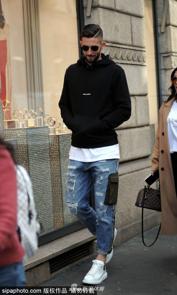 国米球星怀孕妻子小腹微隆