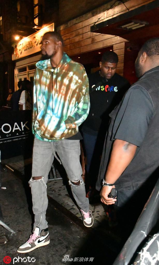 杜兰特现身纽约一家夜店