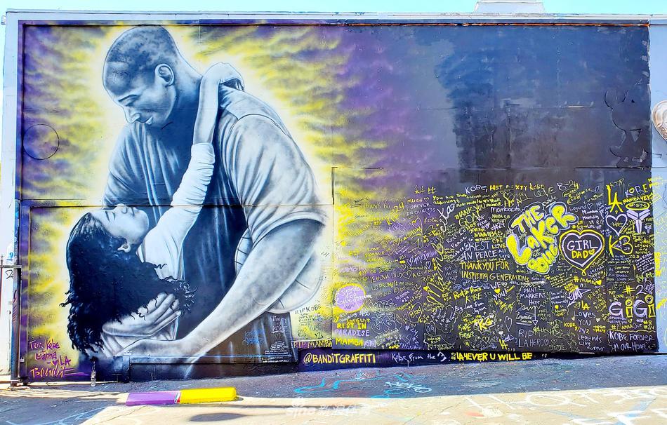 洛杉矶街头球迷以各种方式纪念科比