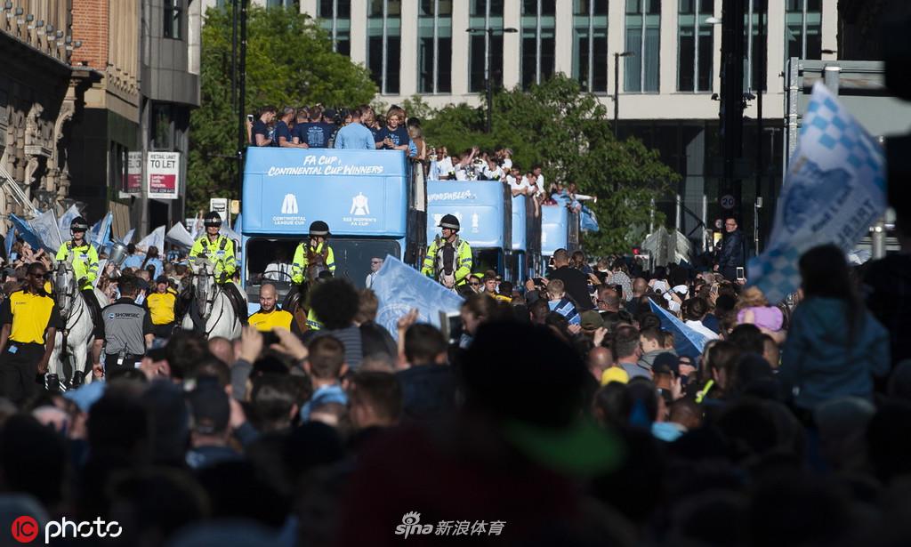 曼城夺冠庆典全城巡游 曼彻斯特被蓝色笼罩