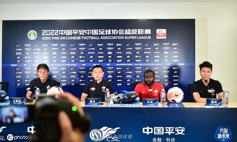 深圳队赛前新闻发布会 主教练李章洙携队员阿奇姆彭出席