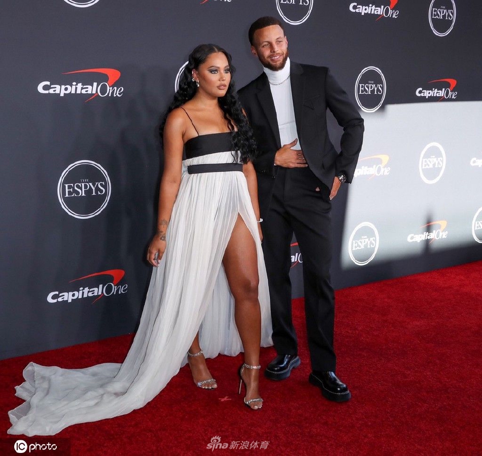 ESPY年度颁奖典礼 库里携家人亮相红毯