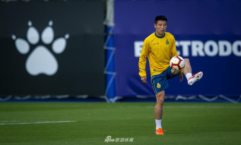 西班牙人训练备战联赛 武磊狂练射门