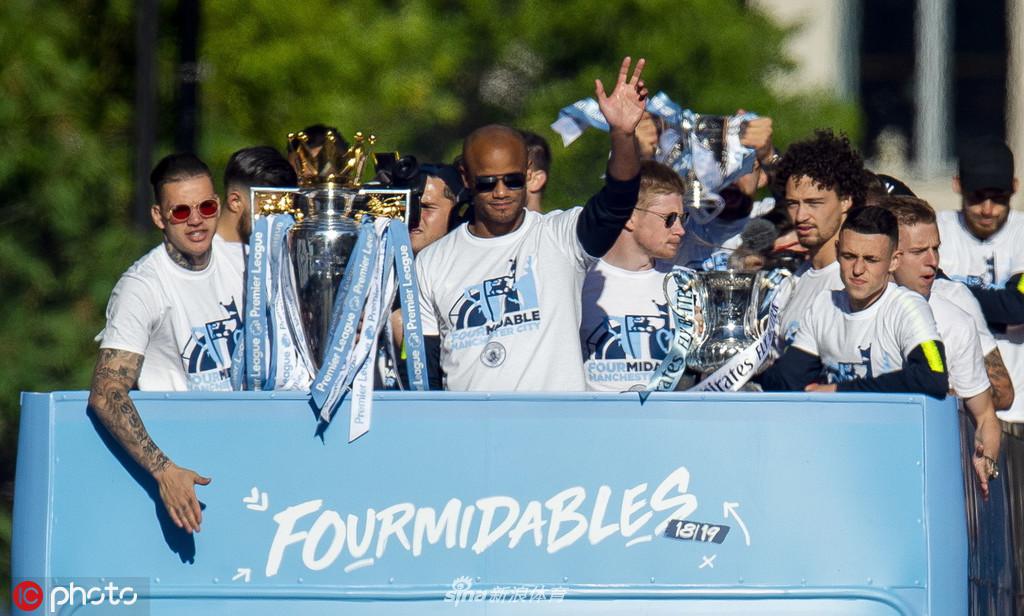 曼城夺冠庆典全城巡游 曼彻斯特被蓝色笼罩