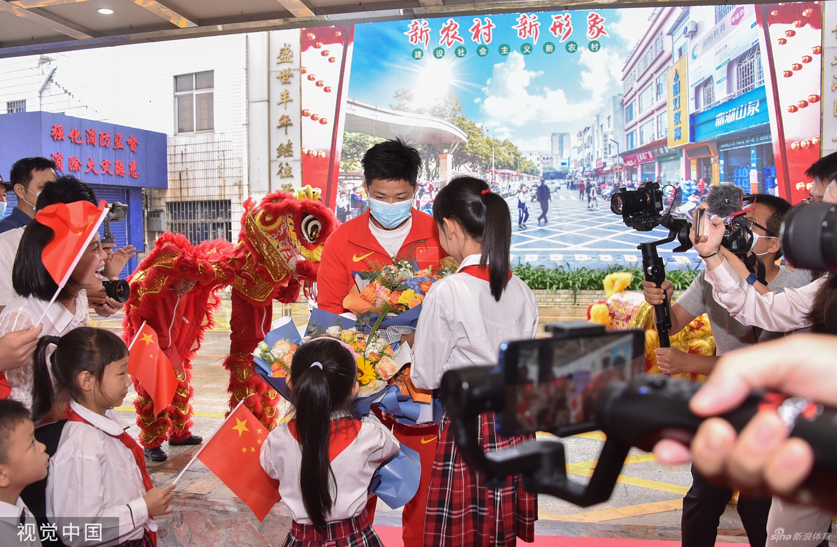 苏炳添回家乡中山古镇探望 与乡亲们交流合影