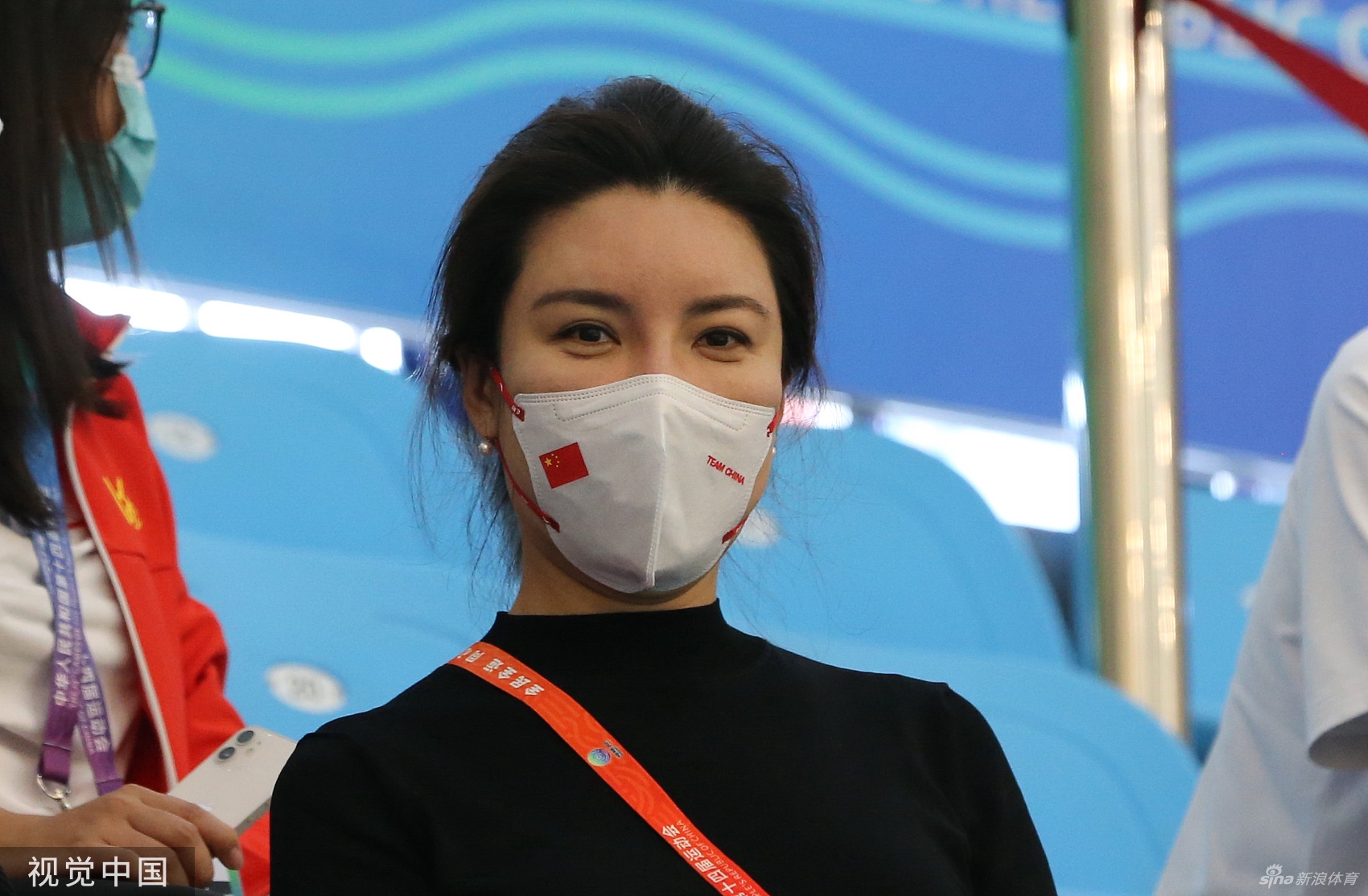 杜丽观战10米气步枪混合团体赛