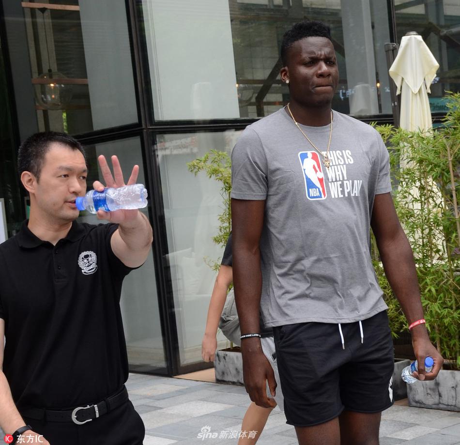 “饼皇”卡佩拉现身沪上街头