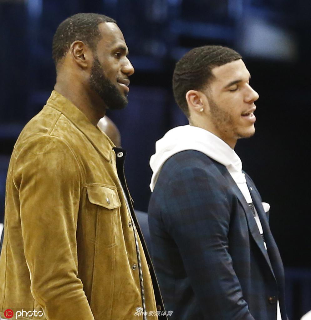 休闲小哥詹姆斯坐看湖人大战雷霆