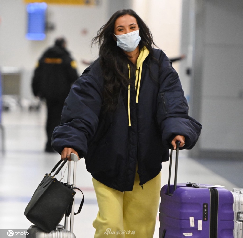本西蒙斯女友玛雅贾马抵达纽约机场