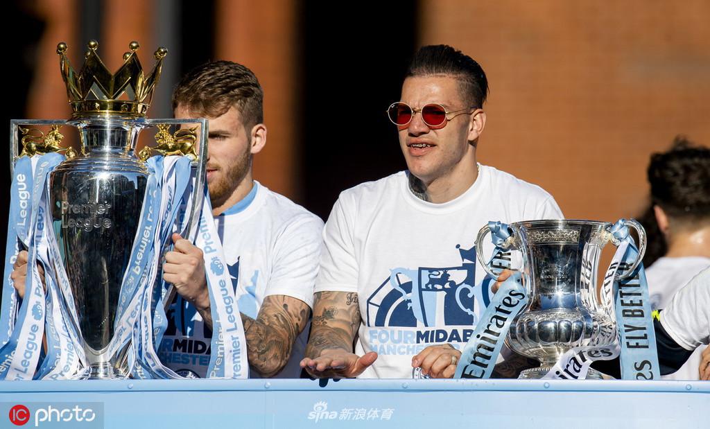 曼城夺冠庆典全城巡游 曼彻斯特被蓝色笼罩