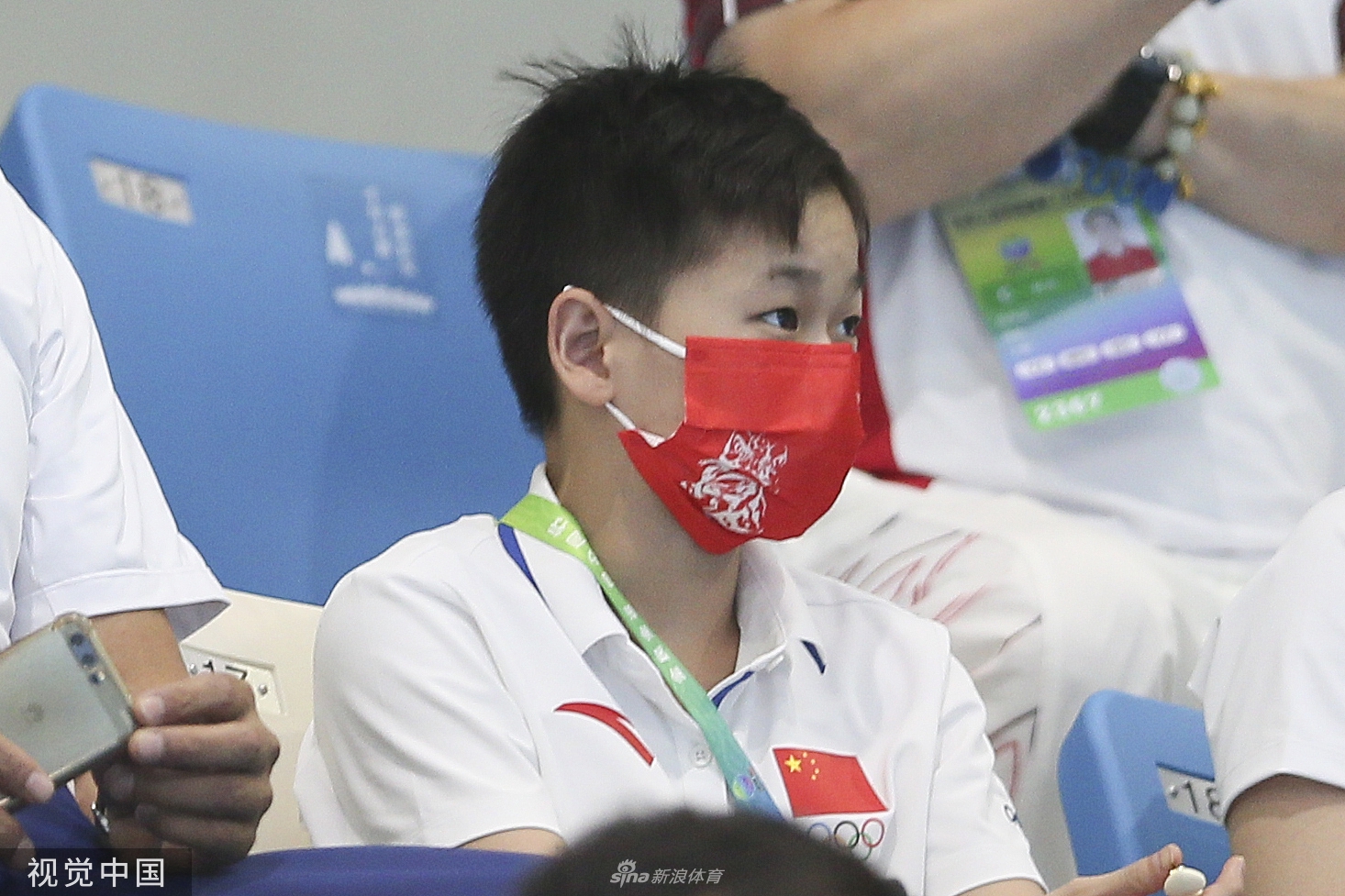 全红婵为广东队加油 与跳水男团合影