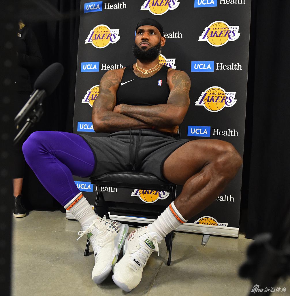 湖人高燃训练酷照放送！老汉詹姆斯大秀完美身材！