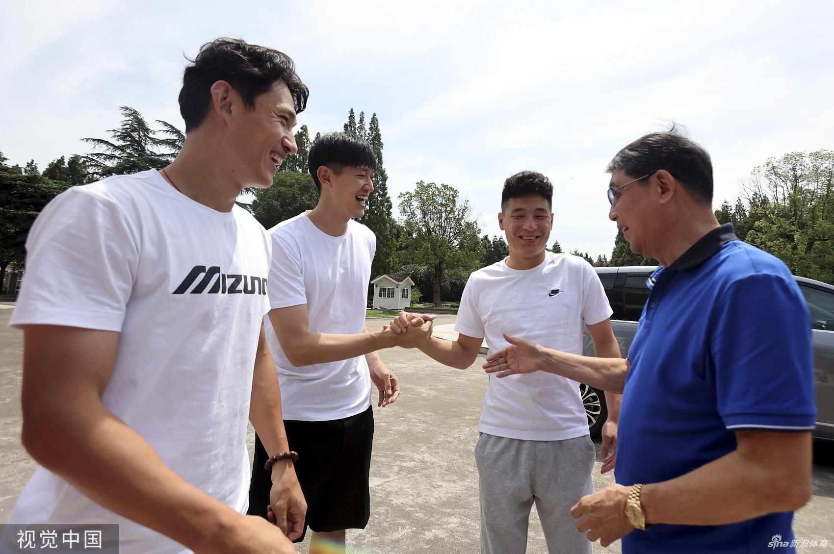 根宝足球基地21周年庆 武磊颜骏凌王龀到访祝贺