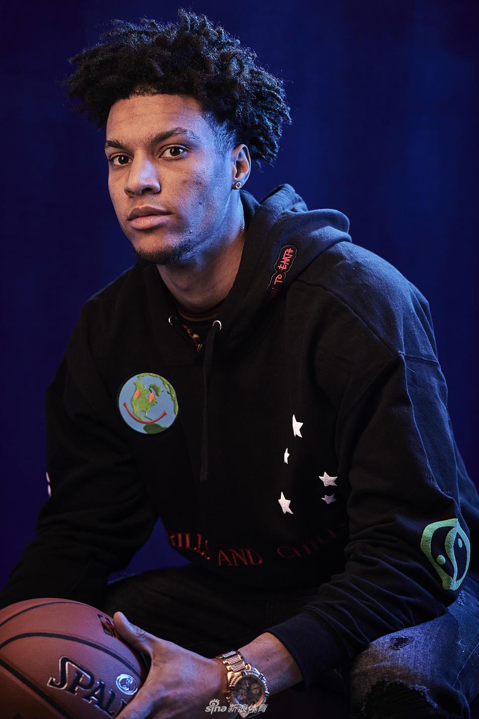 拉文领衔球员拍摄宣传写真