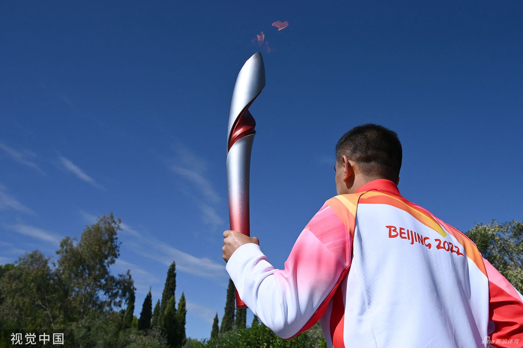 北京冬奥会火种在希腊点燃 李佳军传递火炬