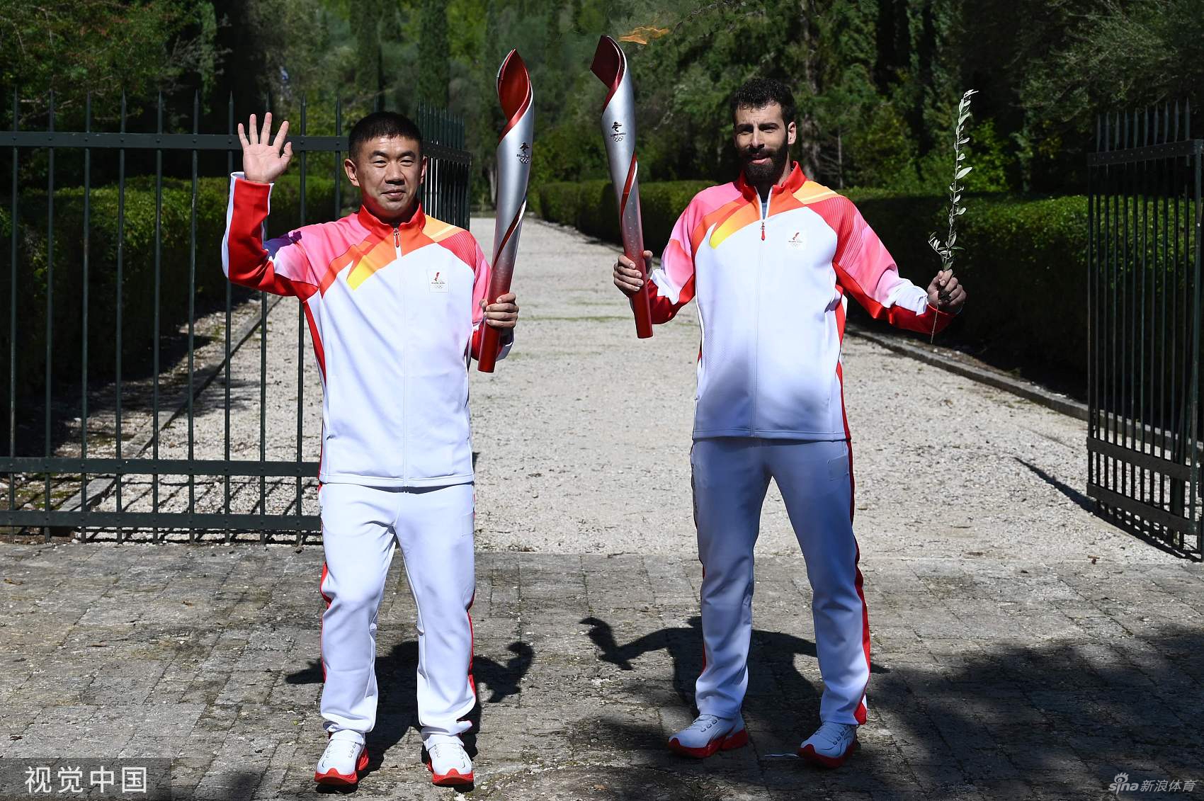 北京冬奥会火种在希腊点燃 李佳军传递火炬