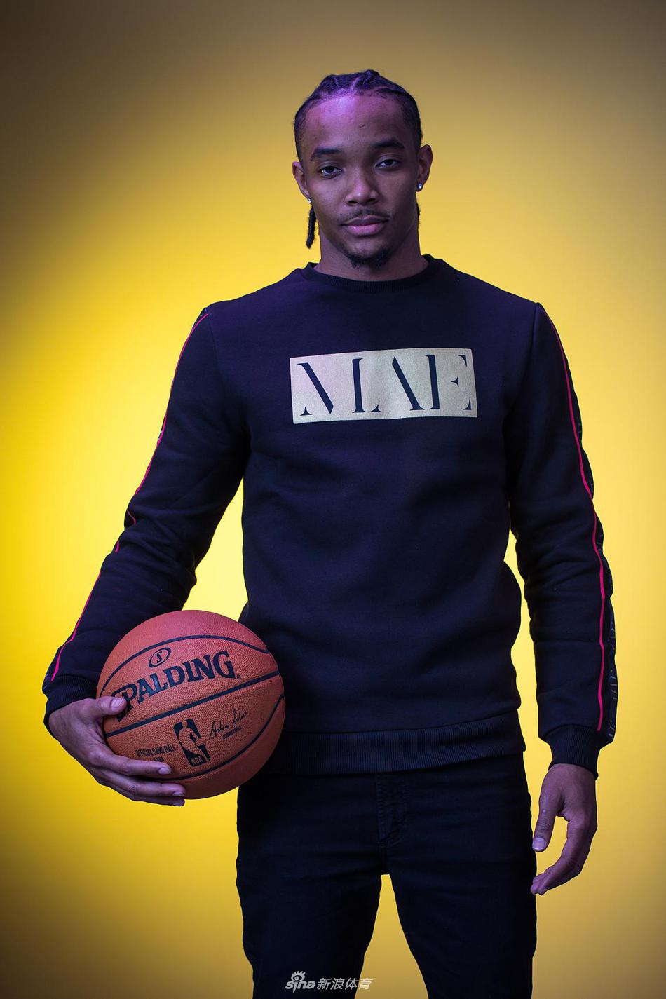 拉文领衔球员拍摄宣传写真