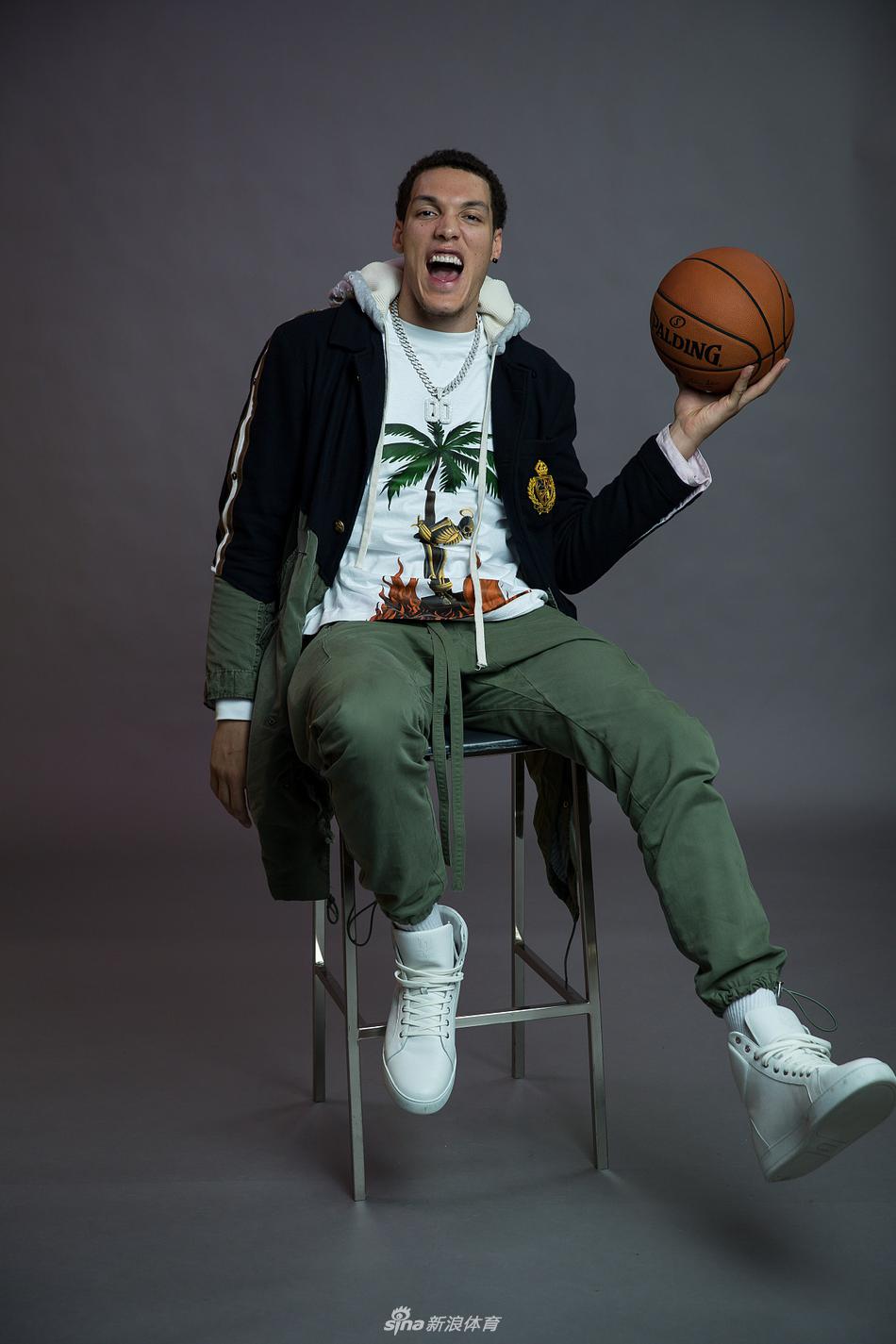 拉文领衔球员拍摄宣传写真