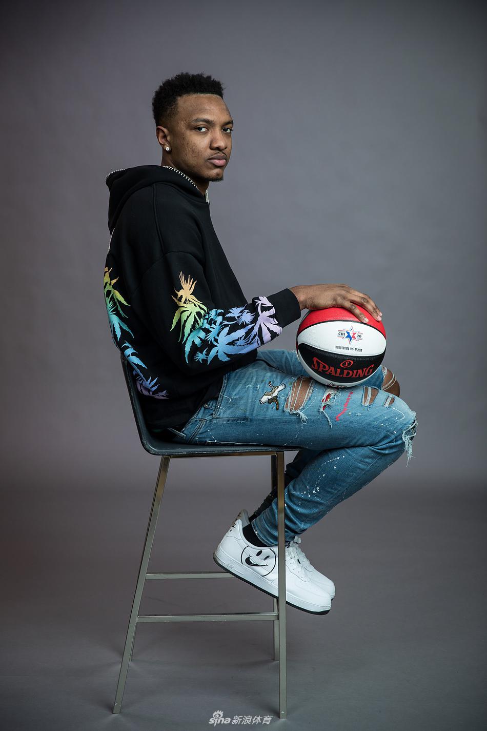 拉文领衔球员拍摄宣传写真