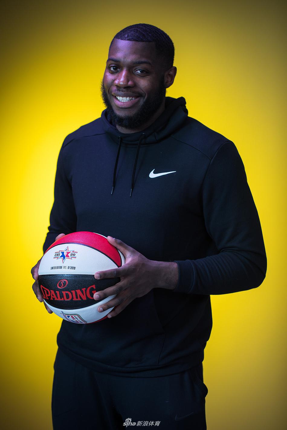 拉文领衔球员拍摄宣传写真