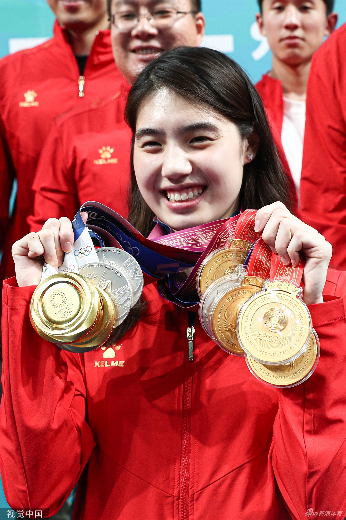 进货完成！张雨霏展示6金3银笑容超甜