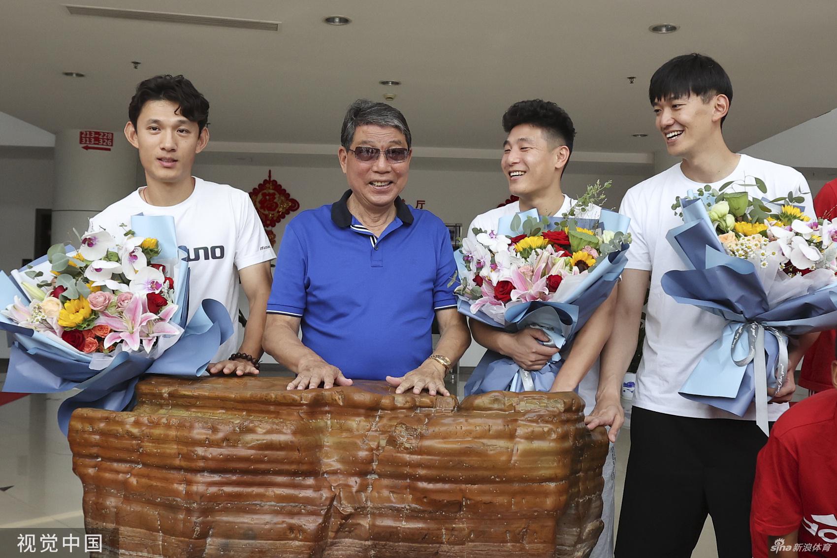 根宝足球基地21周年庆 武磊颜骏凌王龀到访祝贺