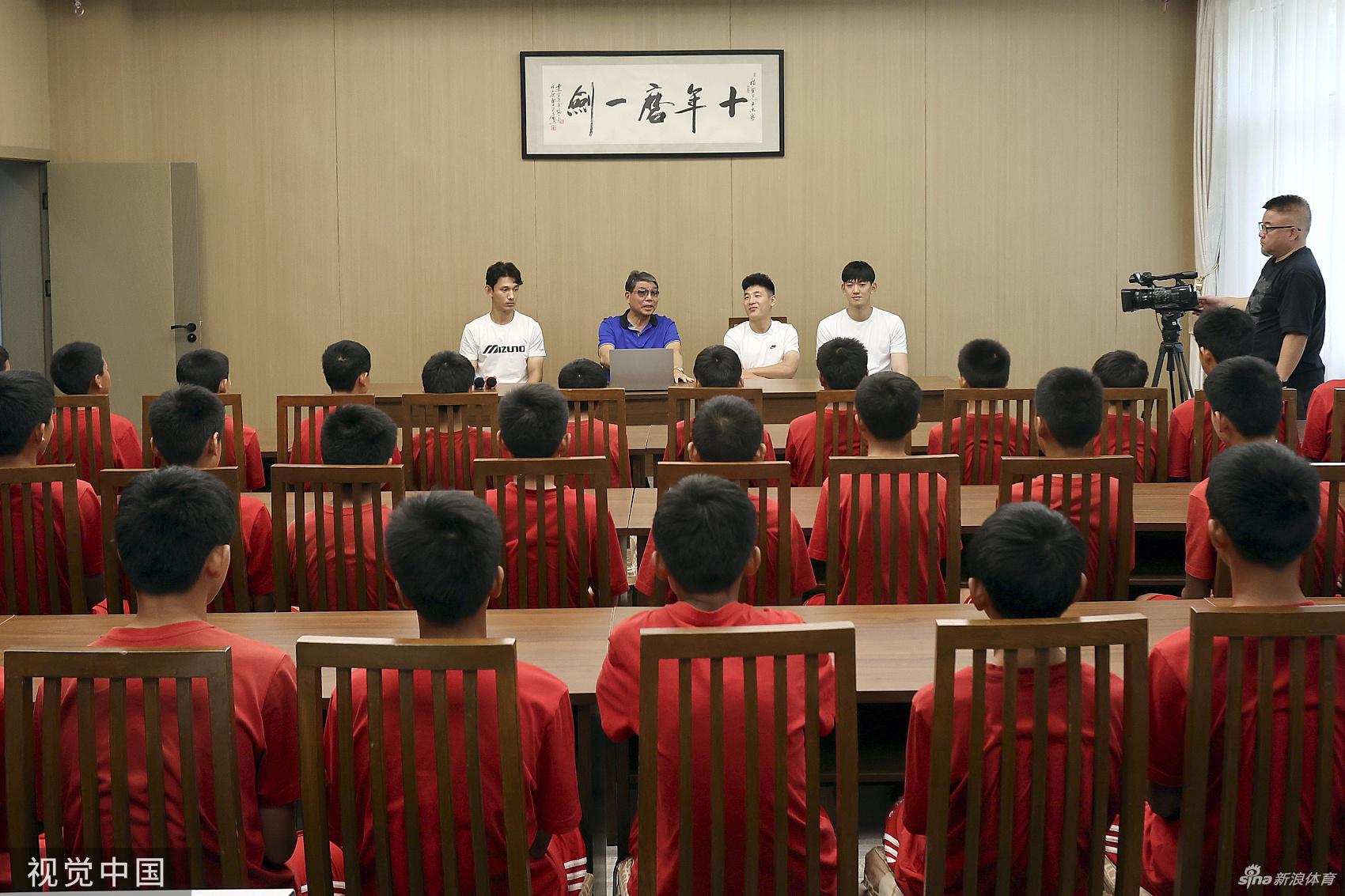 根宝足球基地21周年庆 武磊颜骏凌王龀到访祝贺