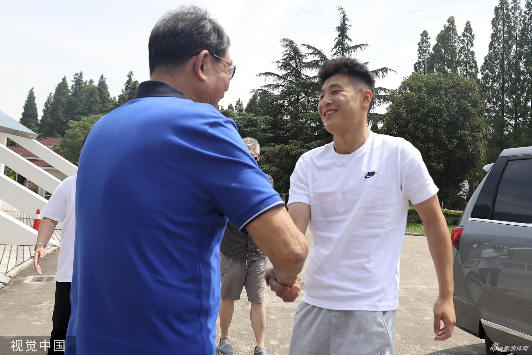 根宝足球基地21周年庆 武磊颜骏凌王龀到访祝贺