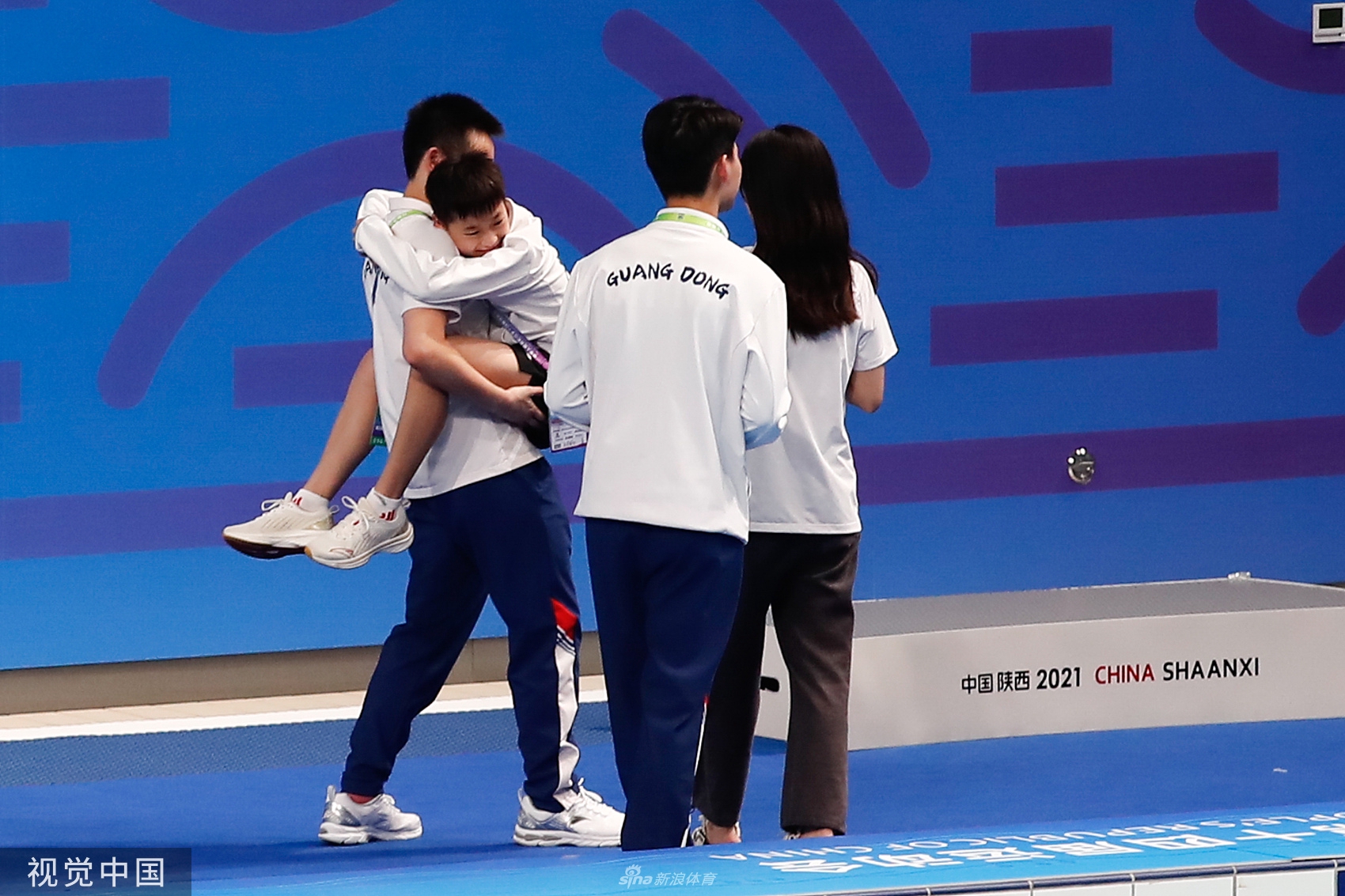 全红婵为广东队加油 与跳水男团合影