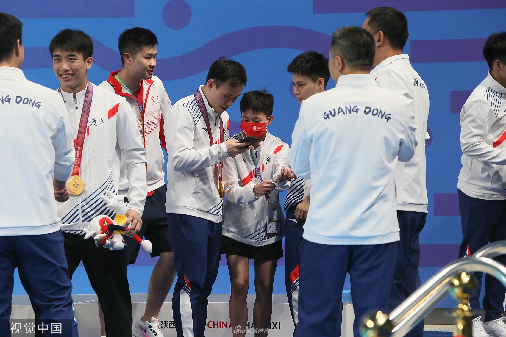 全红婵为广东队加油 与跳水男团合影