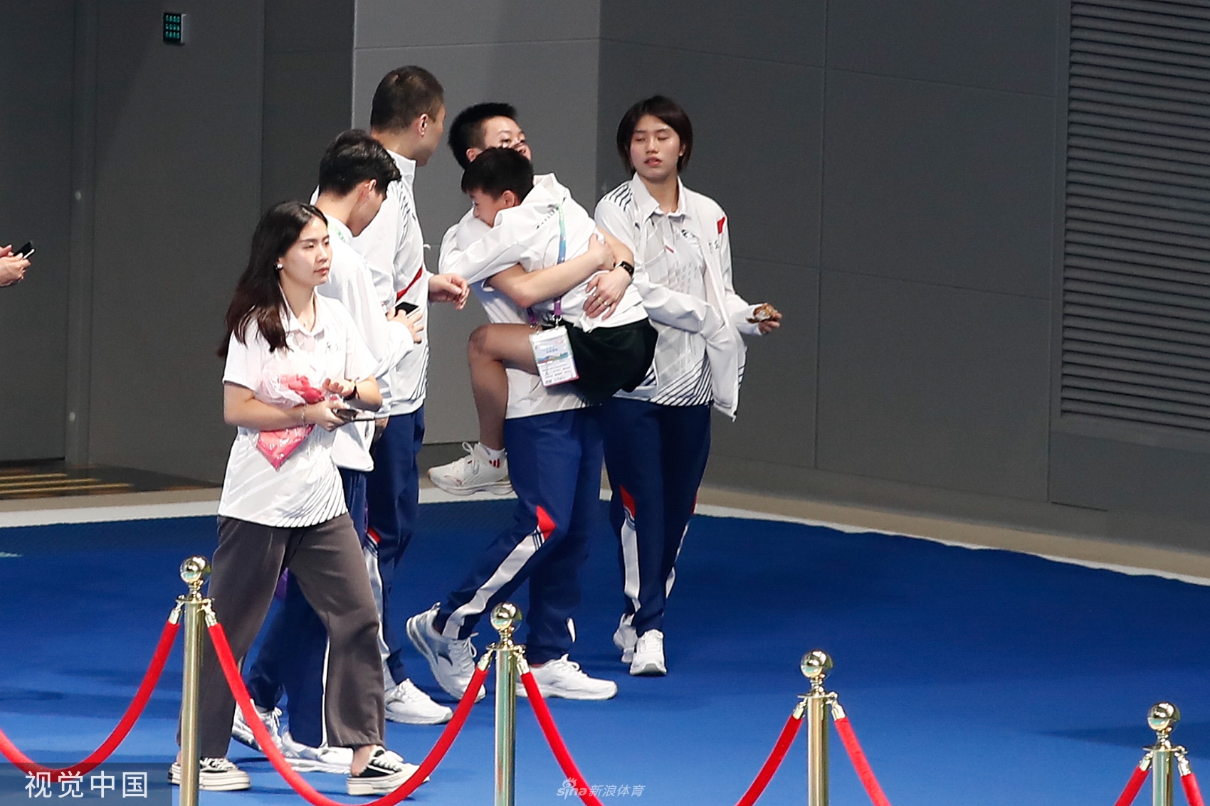 全红婵为广东队加油 与跳水男团合影