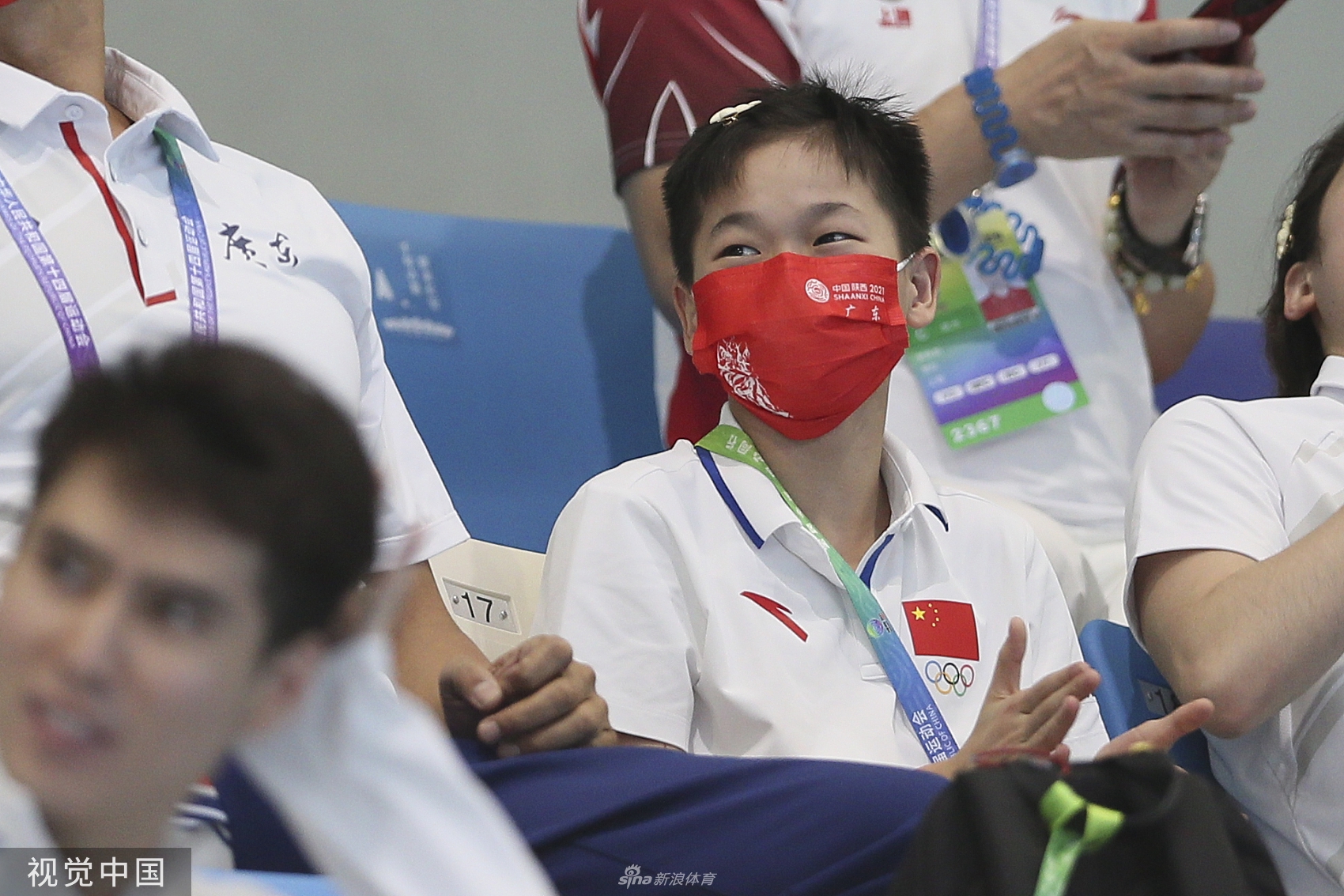 全红婵为广东队加油 与跳水男团合影