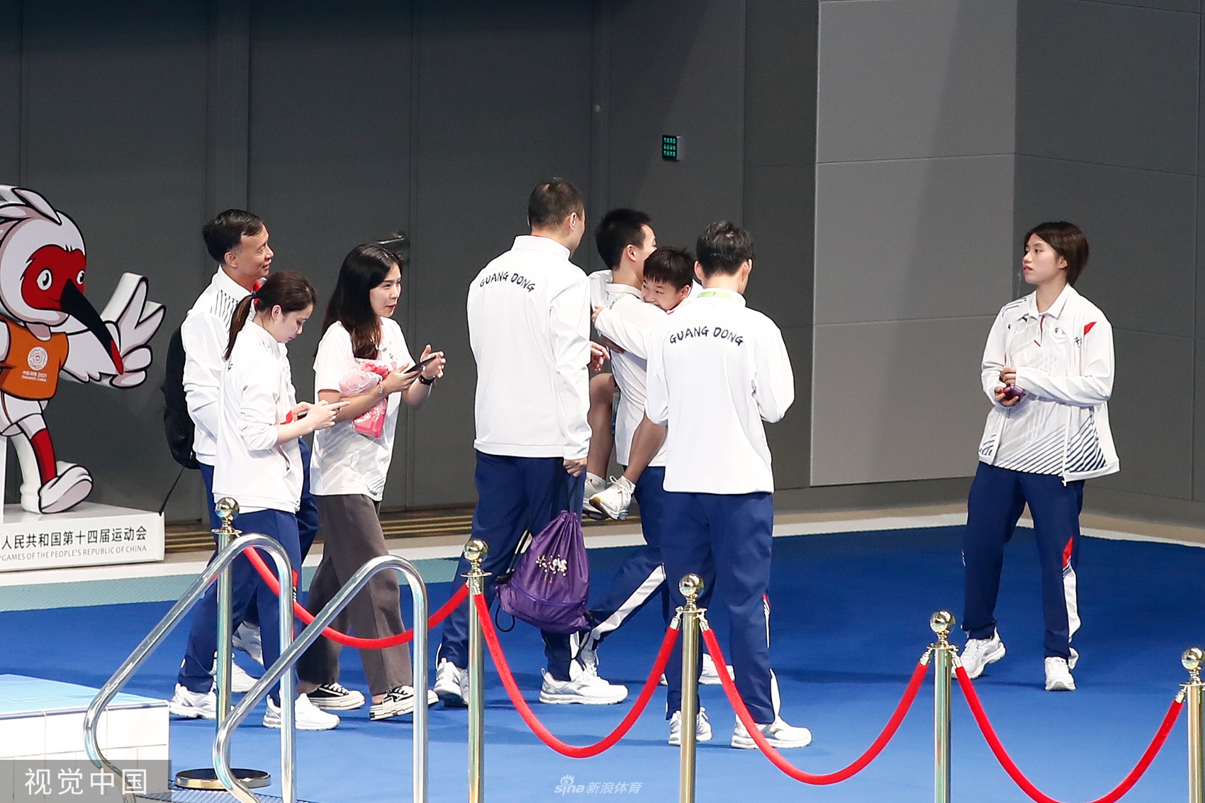 全红婵为广东队加油 与跳水男团合影