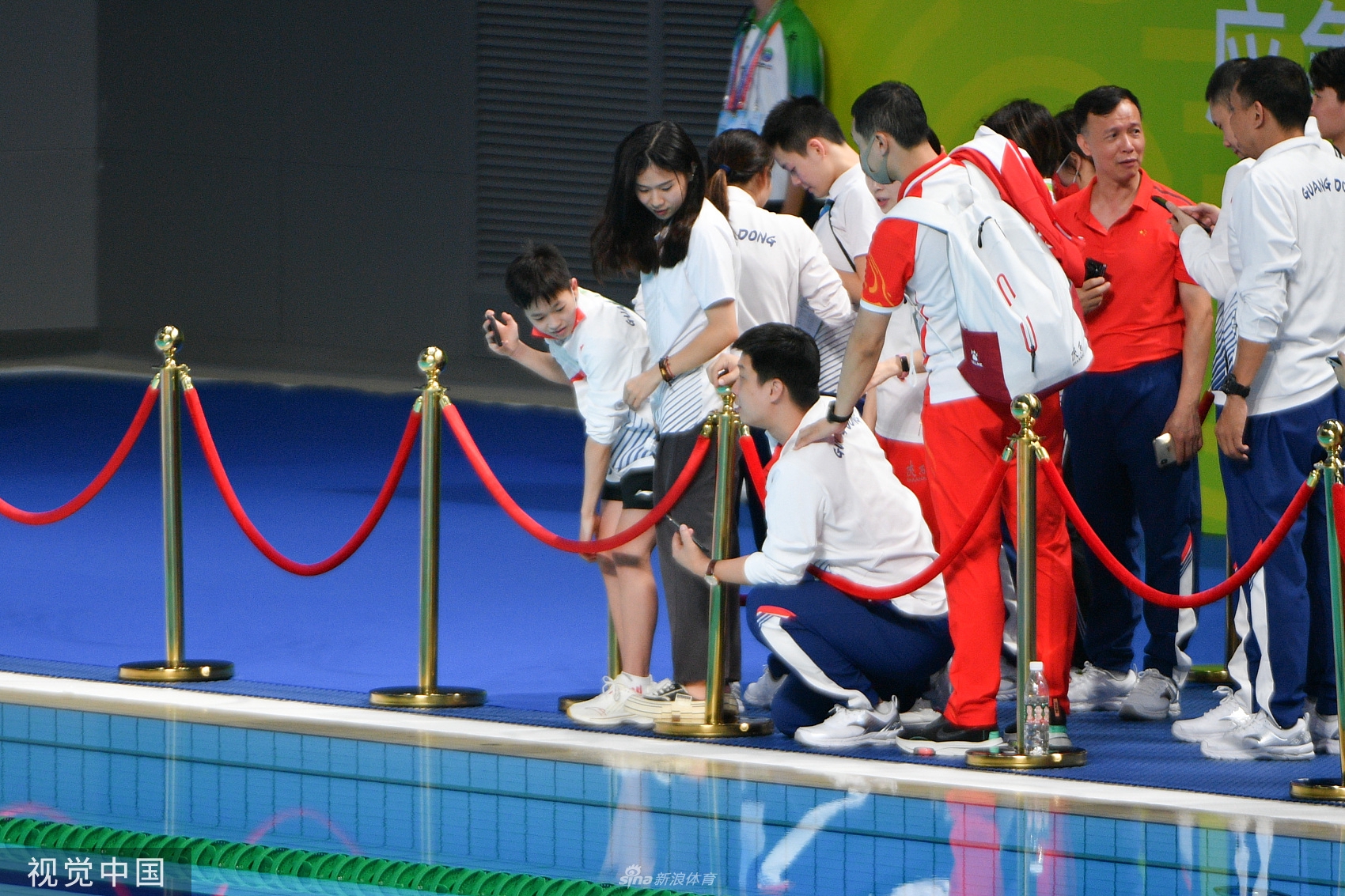 全红婵为广东队加油 与跳水男团合影