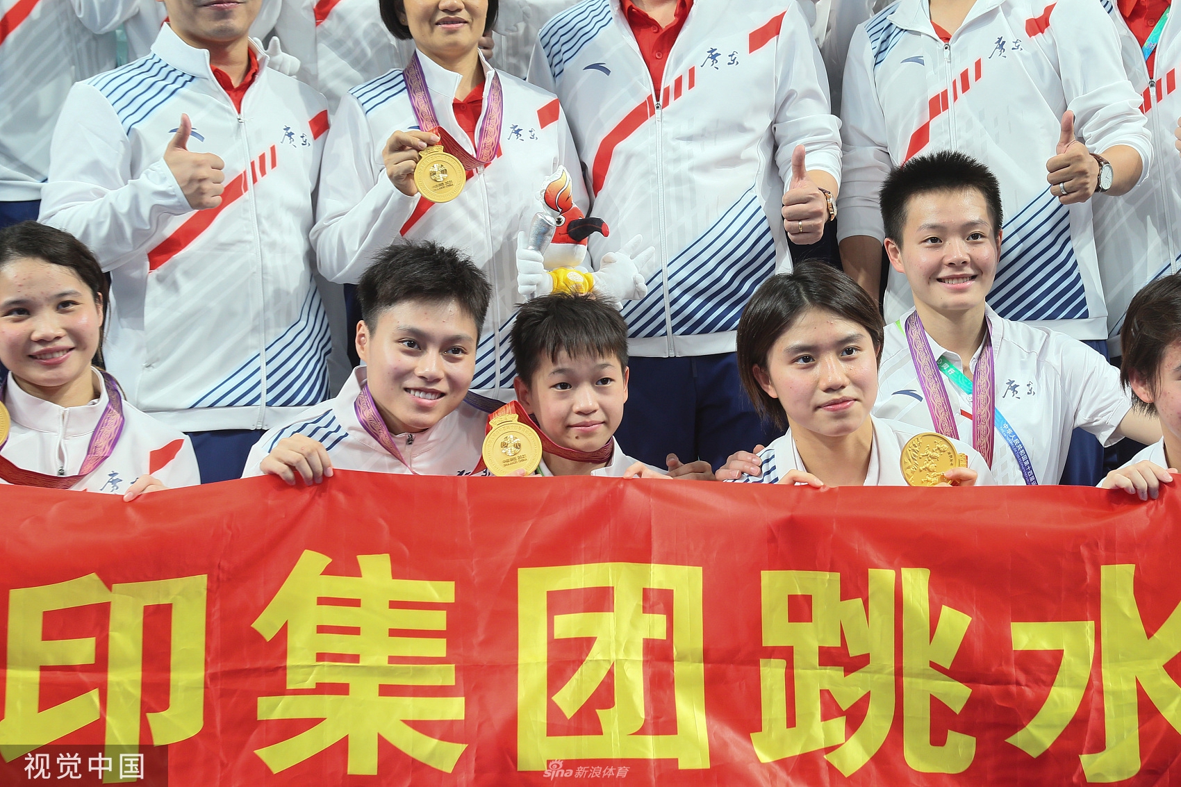 全红婵为广东队加油 与跳水男团合影