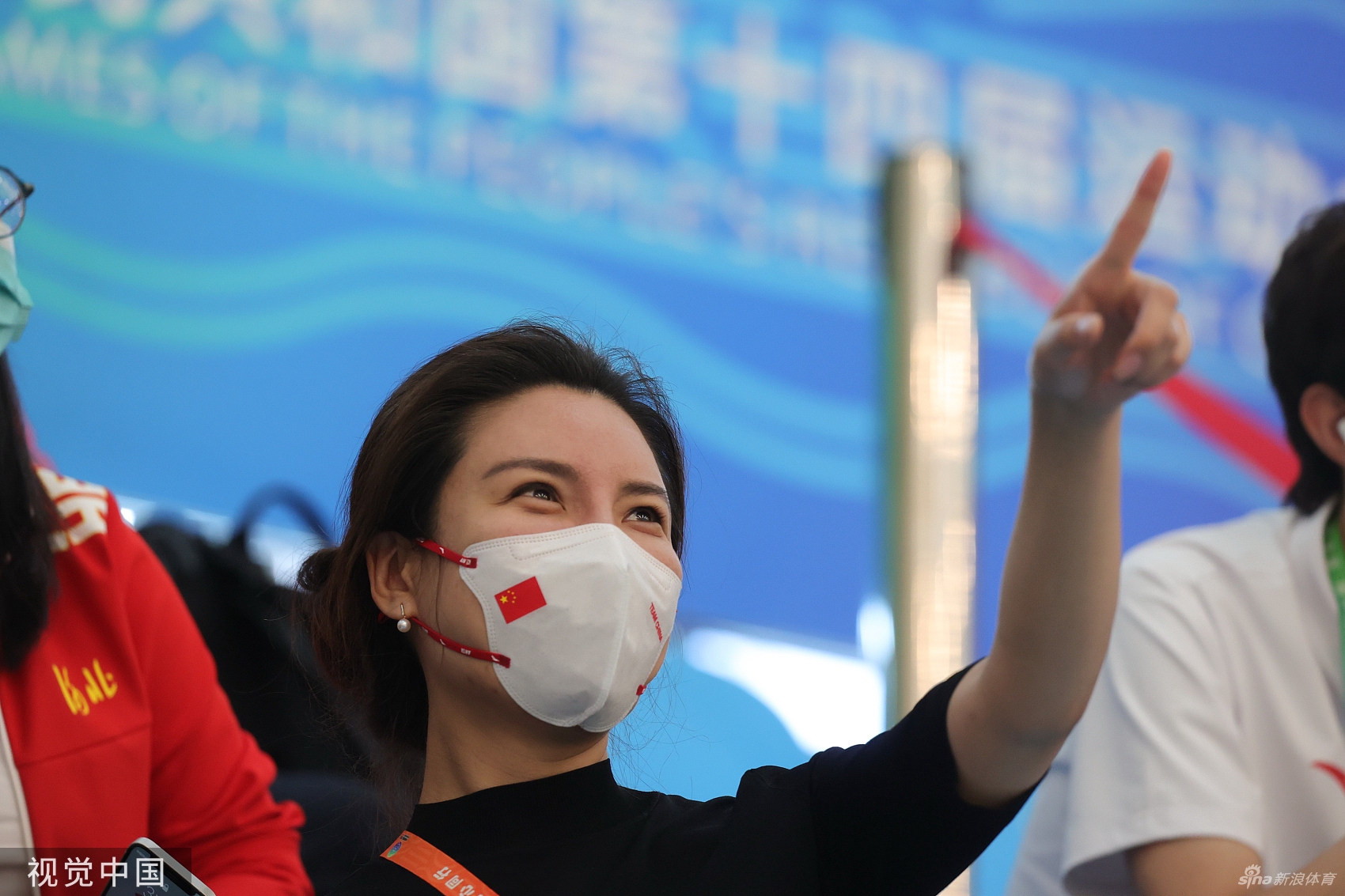 杜丽观战10米气步枪混合团体赛