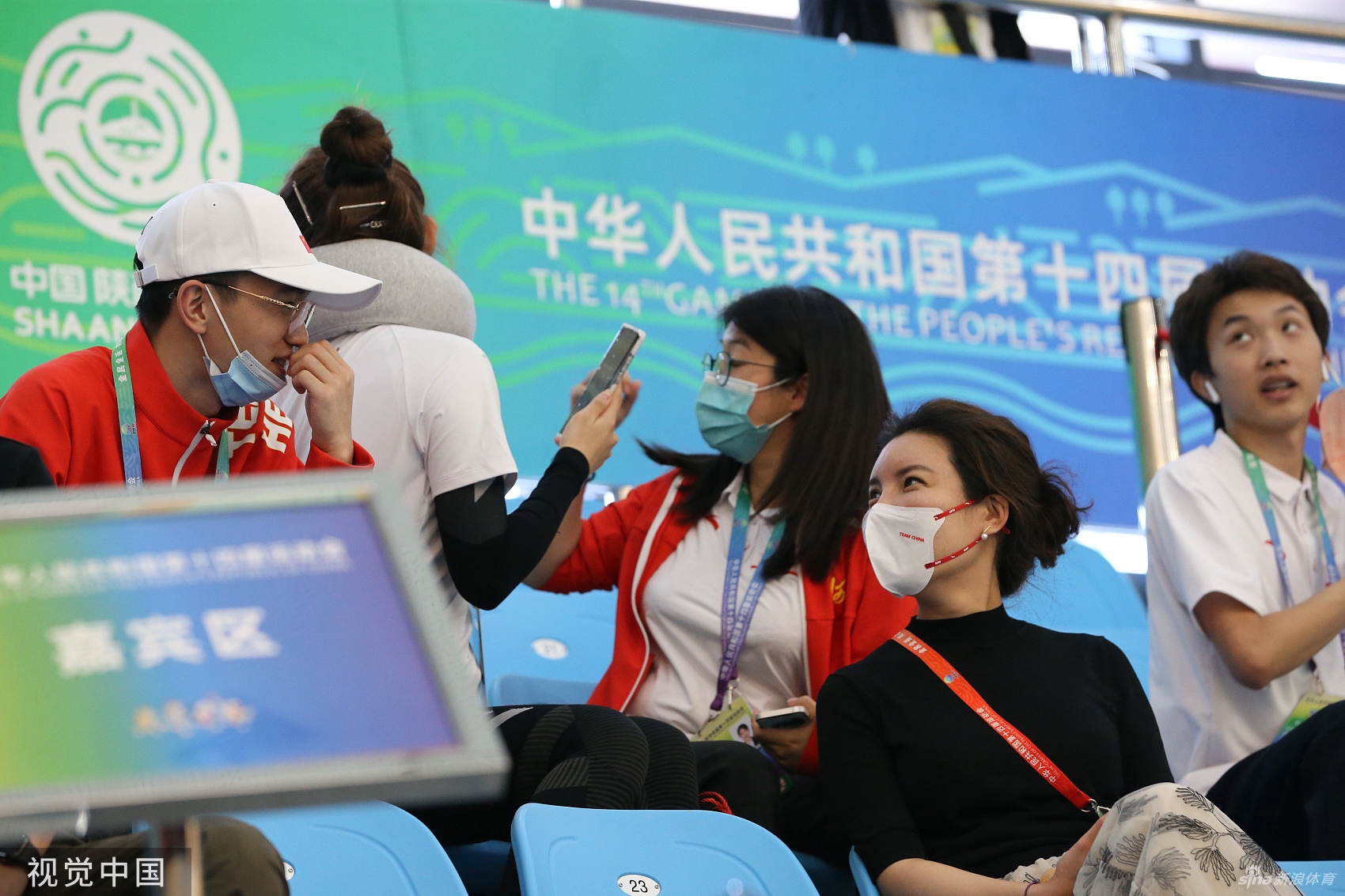 杜丽观战10米气步枪混合团体赛