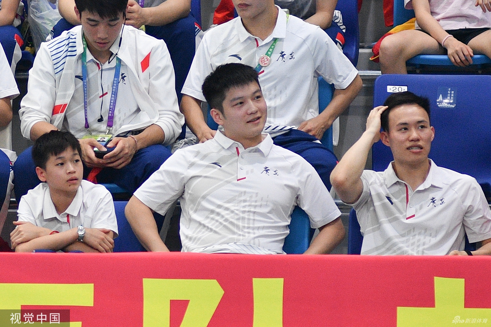 樊振东与全红婵为陈艾森加油助威