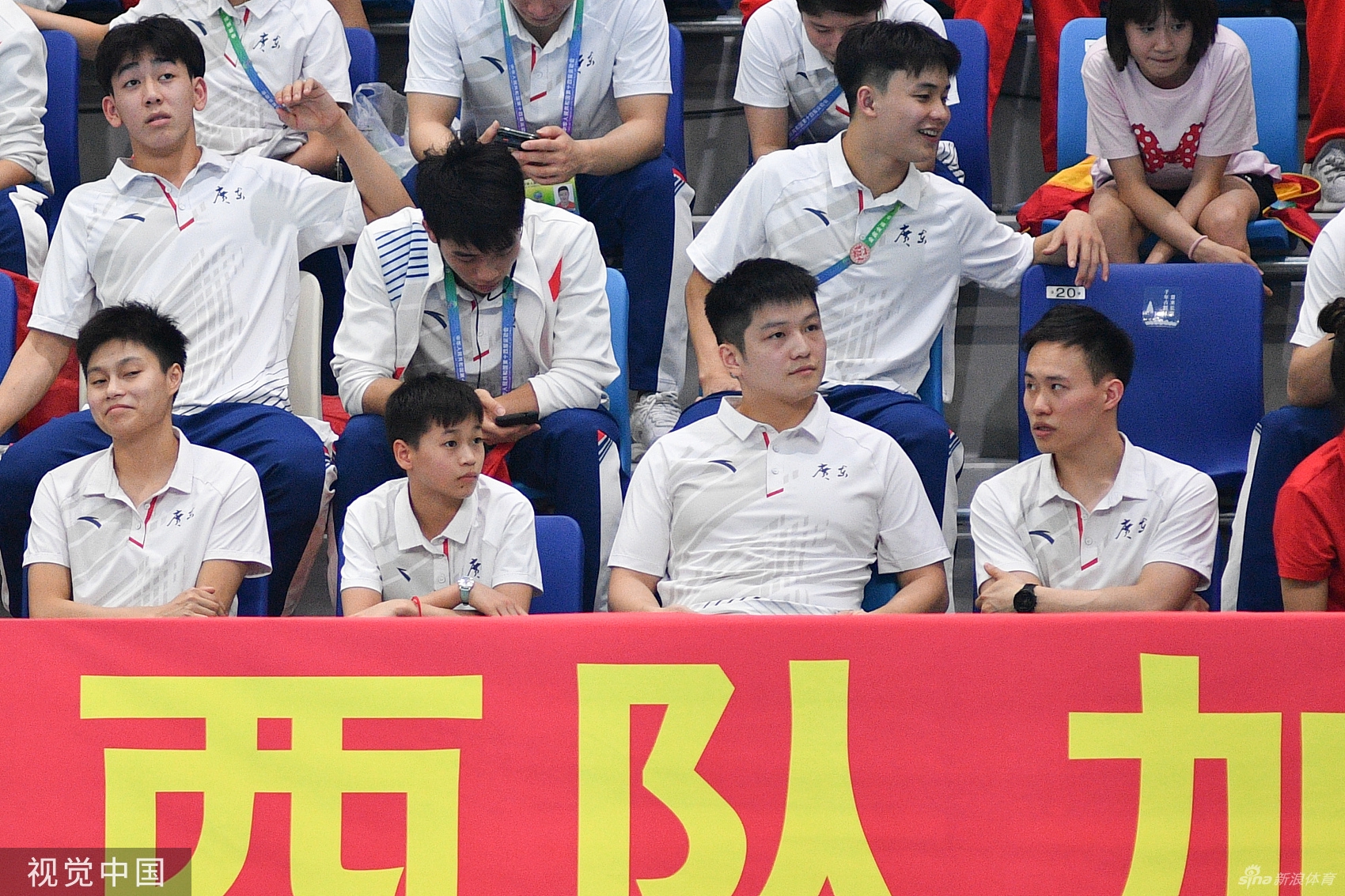 樊振东与全红婵为陈艾森加油助威