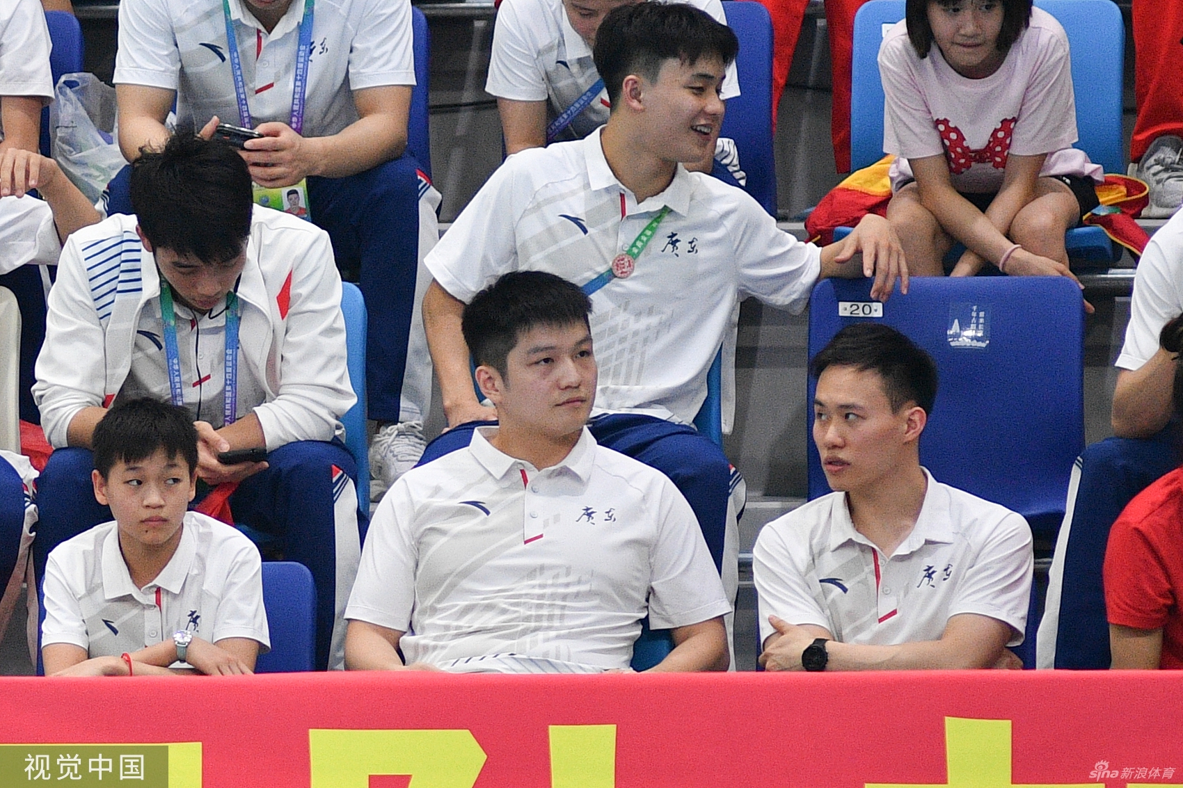 樊振东与全红婵为陈艾森加油助威