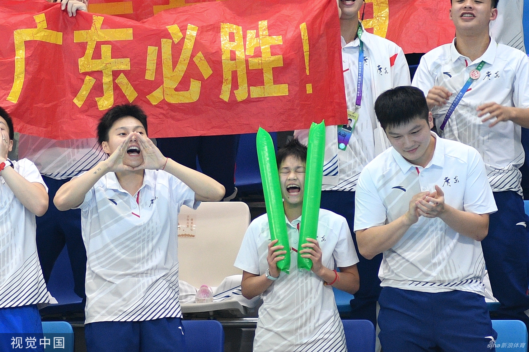 樊振东与全红婵为陈艾森加油助威