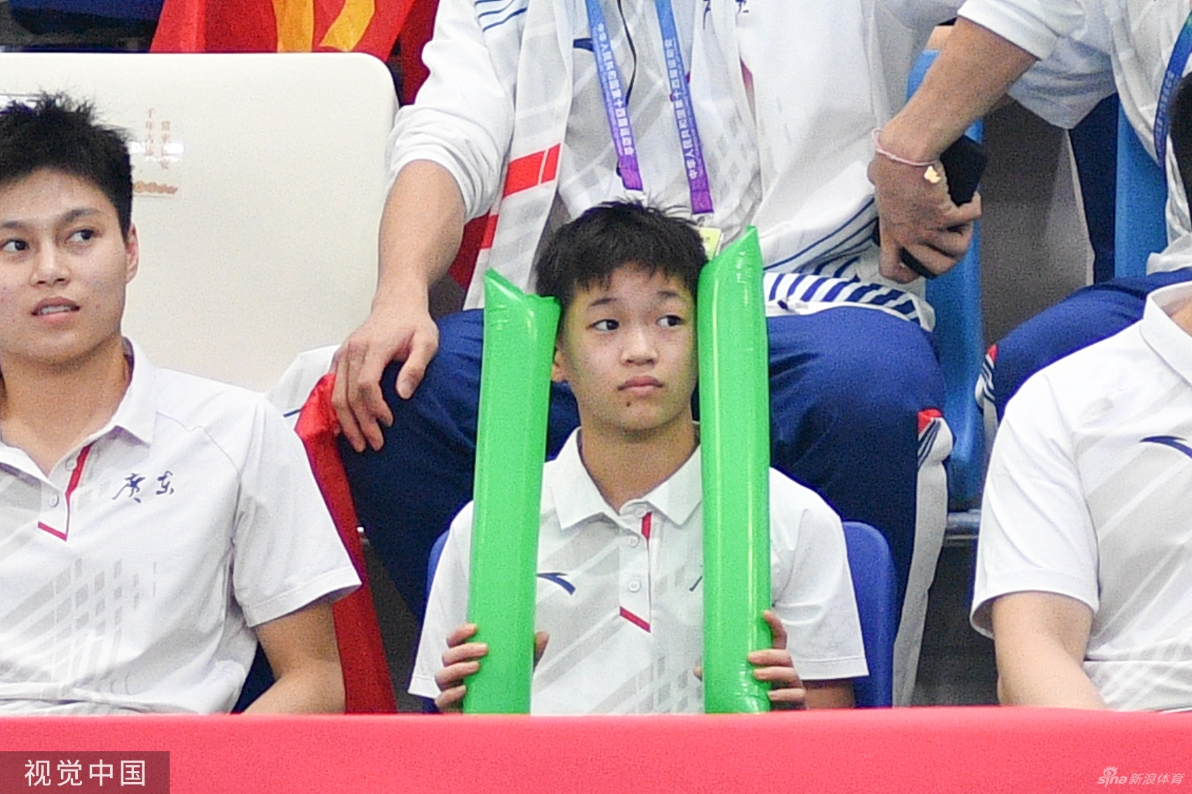 樊振东与全红婵为陈艾森加油助威