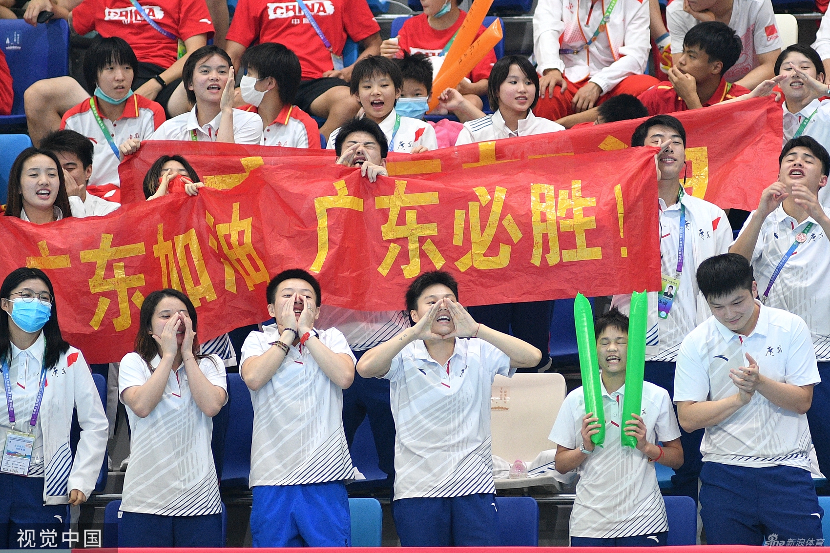 樊振东与全红婵为陈艾森加油助威